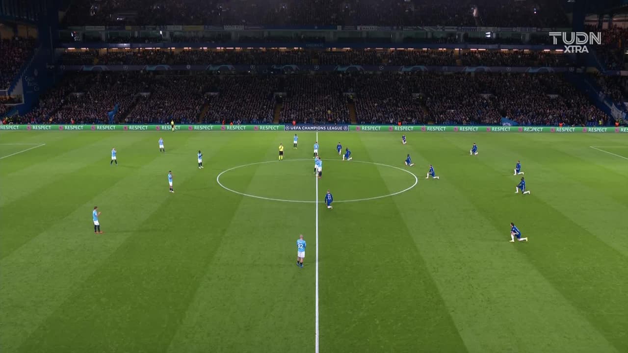 Arranca el partido y la pelota está en juego.