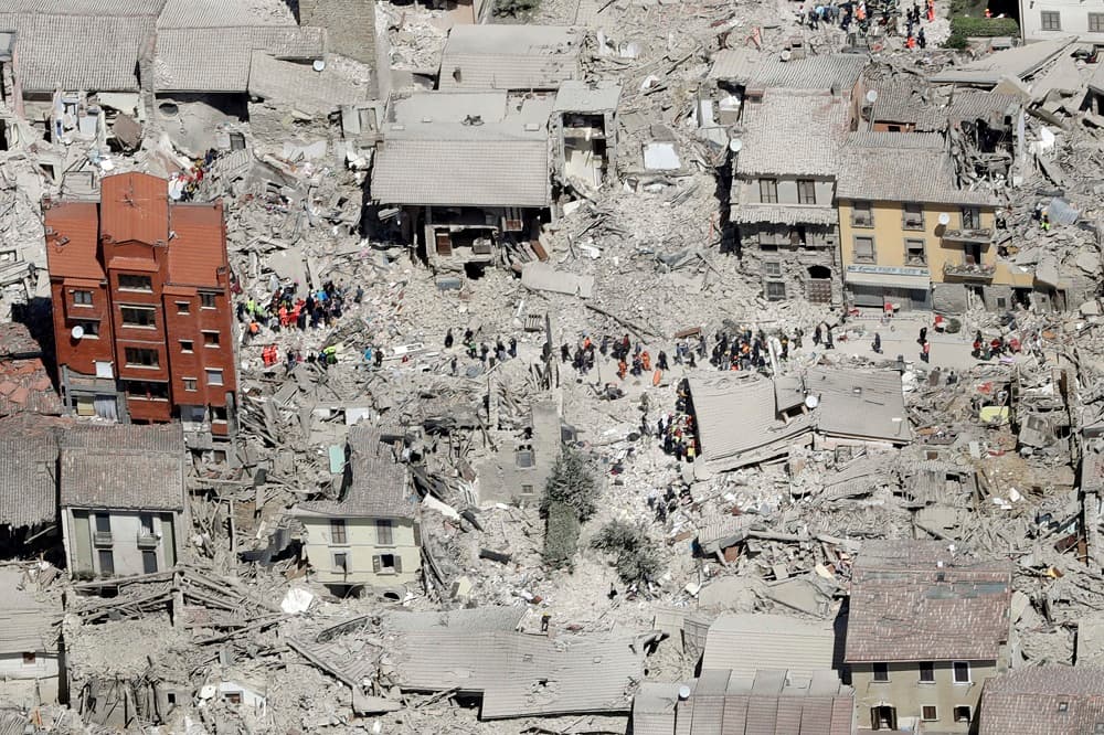 Al menos 250 muertos tras un devastador terremoto que estremeció el centro de Italia