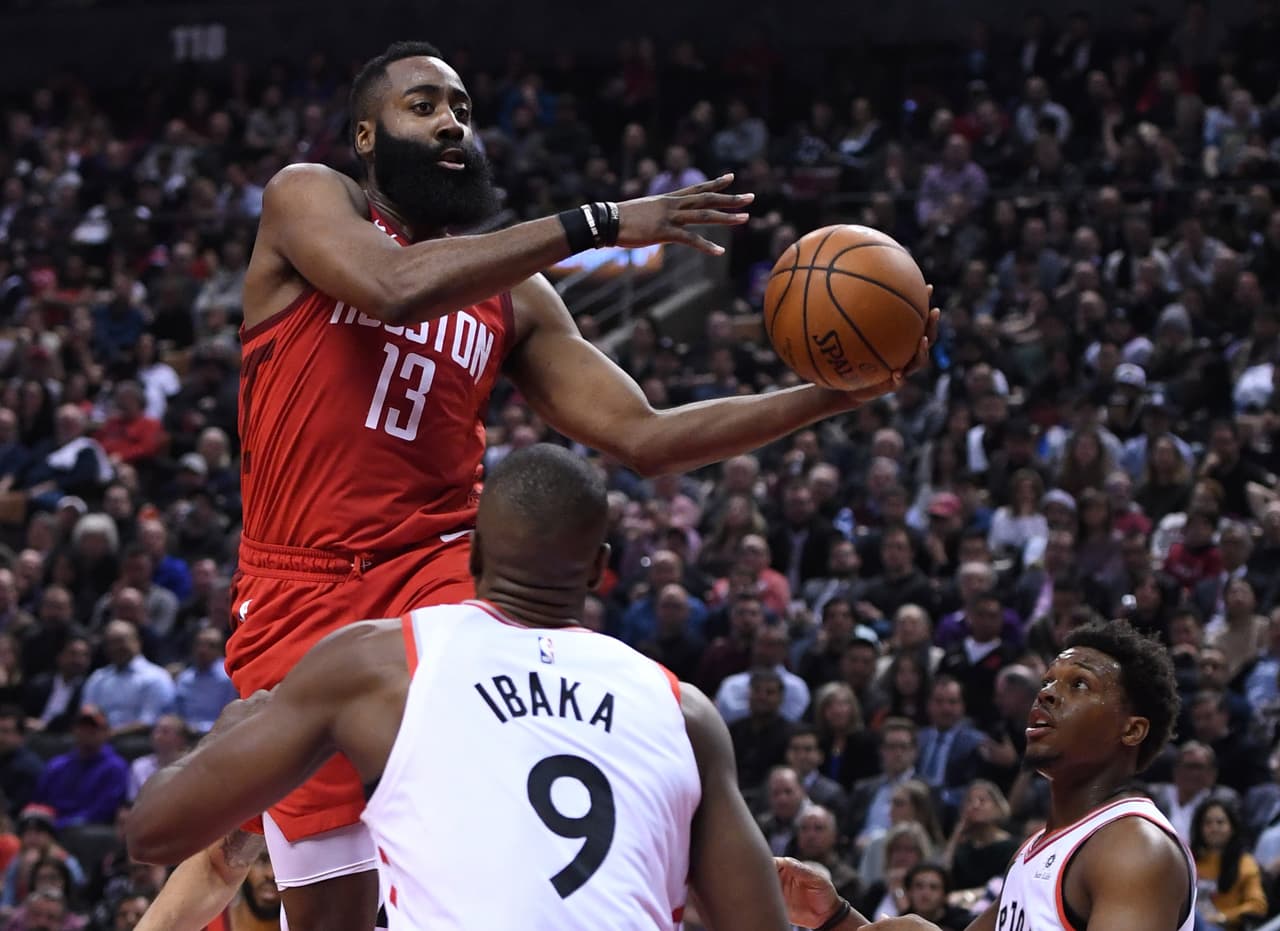 Una vez más James Harden fue el epicentro de la ofensiva de los texanos con 35 unidades, mientras que por la quinteta canadiense destacó Kawhi Leonard con 26 puntos.