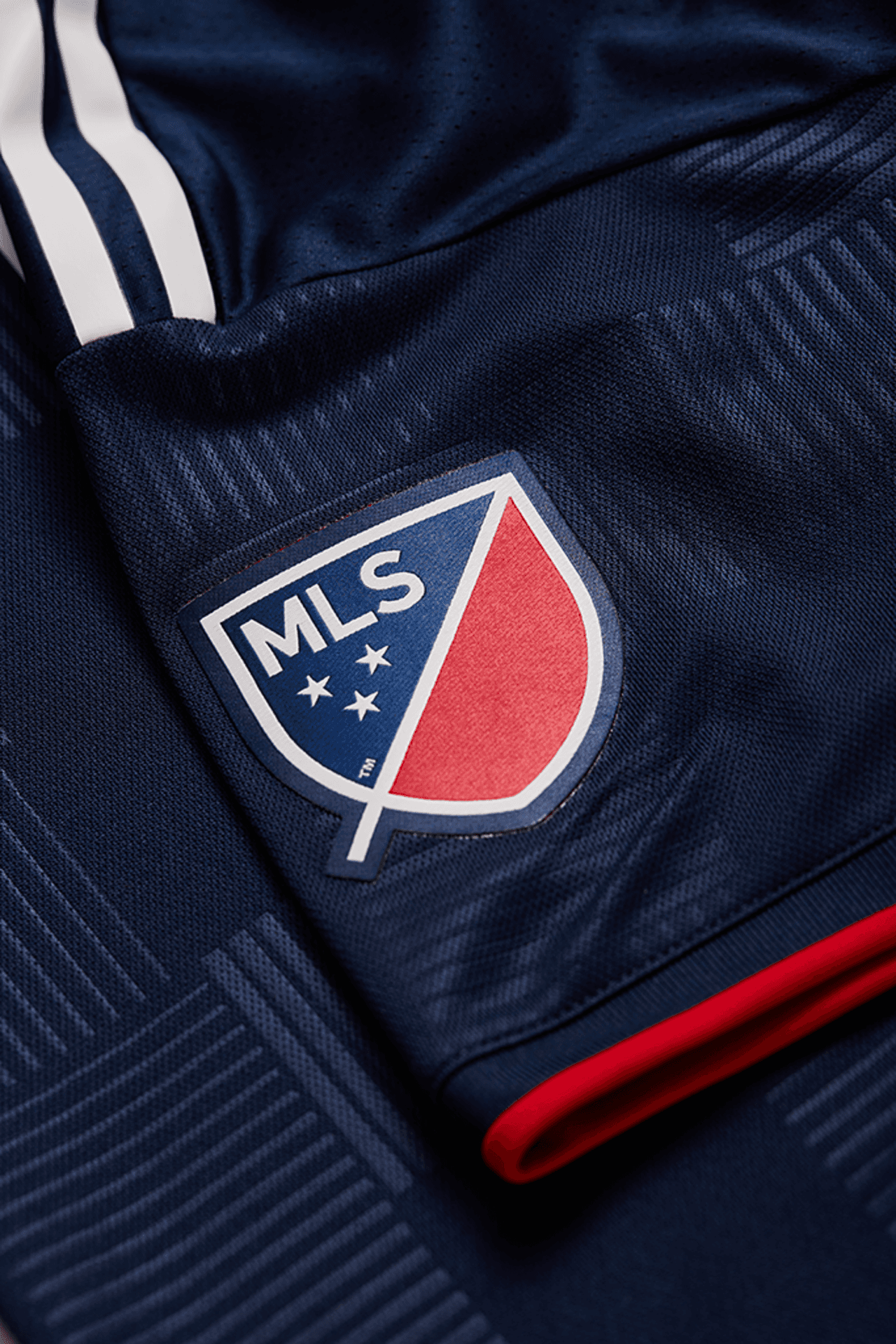 Detalles en rojo y blanco acompañan al sobrio uniforme.