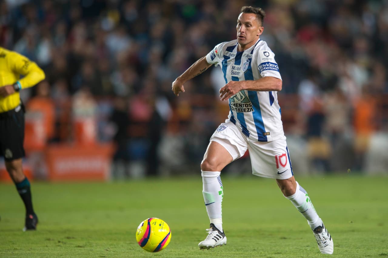 Al minuto 76 ingresó al terreno de juego el 'Chaco' Gimenez y la ovación que recibió por la afición fue estruendosa.