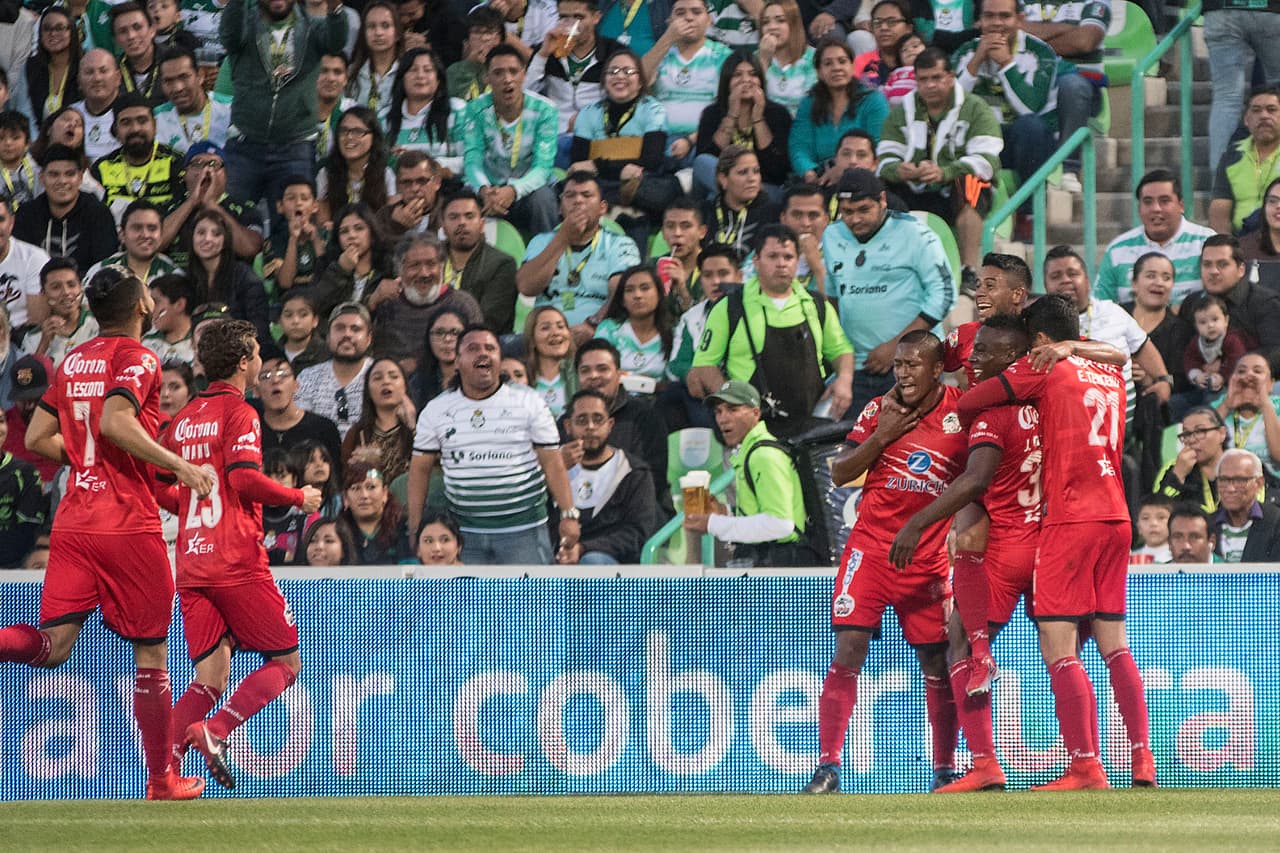 La pelota de Medina se paseó por el área y el colombiano Julián Quiñones intentó desviarla, no pudo pero sí distrajo al portero que se quedó clavado en el césped.