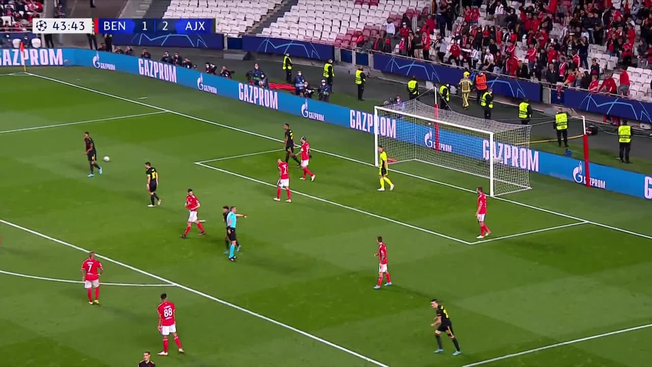 ¡CERCA! Edson Álvarez disparó que se estrella en el poste.