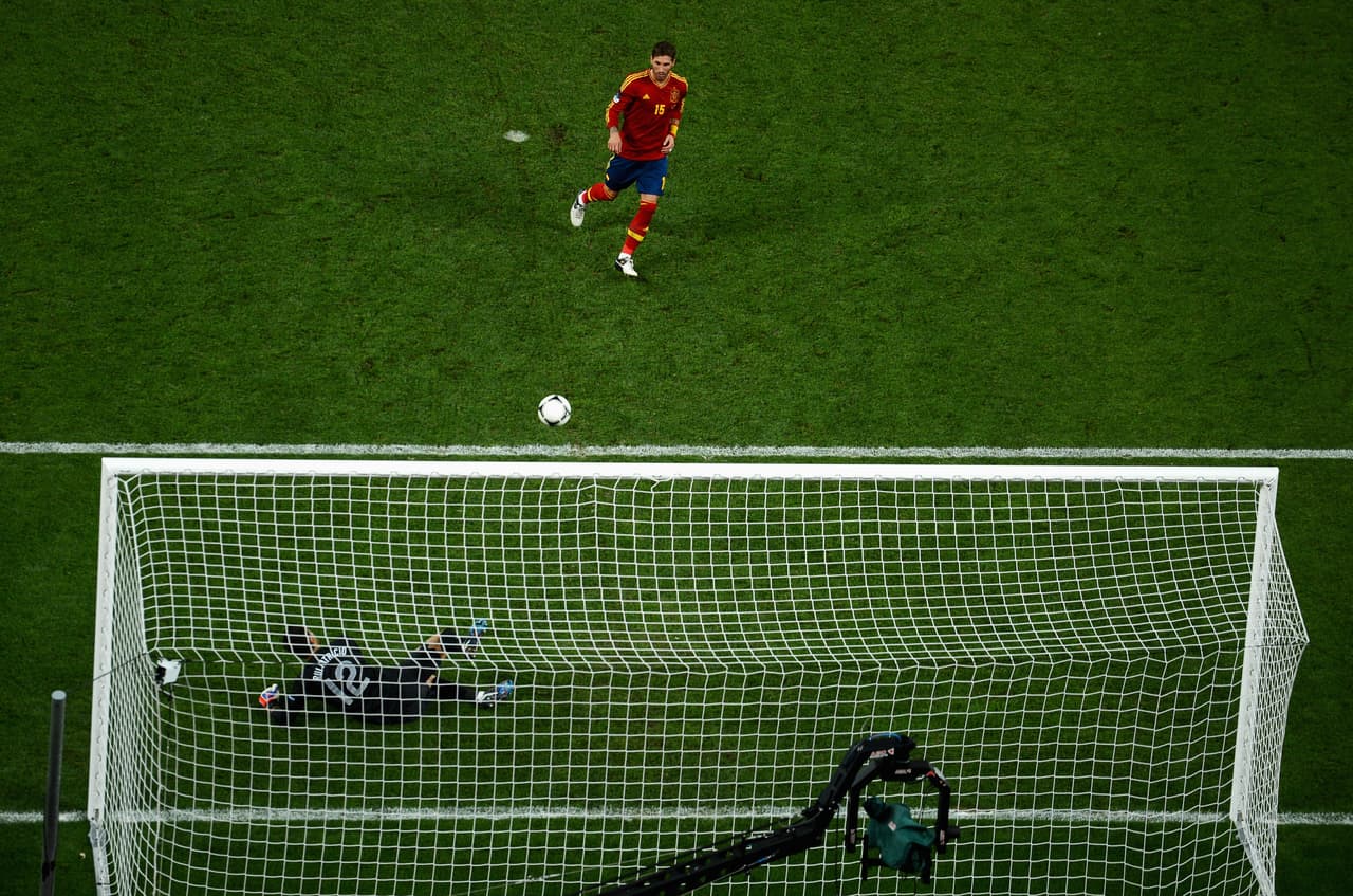 En esa misma Eurocopa, el español Sergio Ramos le dio el pase a la final a la entonces campeona del mundo con un 'Panenka' ante Portugal.
