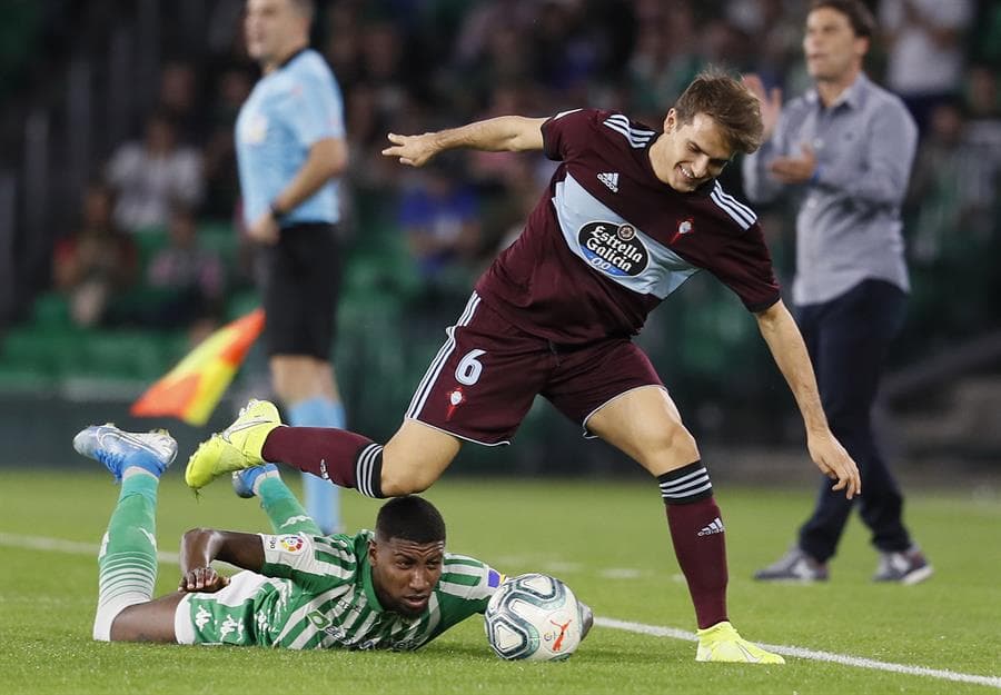 Denis Suárez derriba a Emerson cerca de la banda del mediocampo.