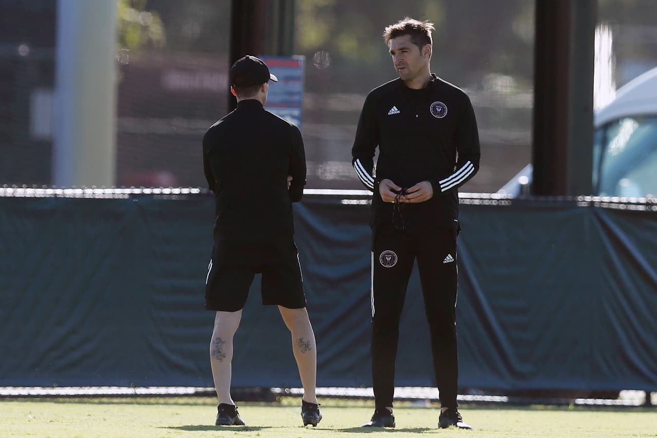 Alonso y su cuerpo técnico durante una de las prácticas previo a su debut en la MLS.