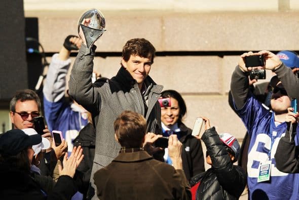 La gran ovación fue para Eli cuando se levantó para dirigirse a la multitud con el trofeo en mano.