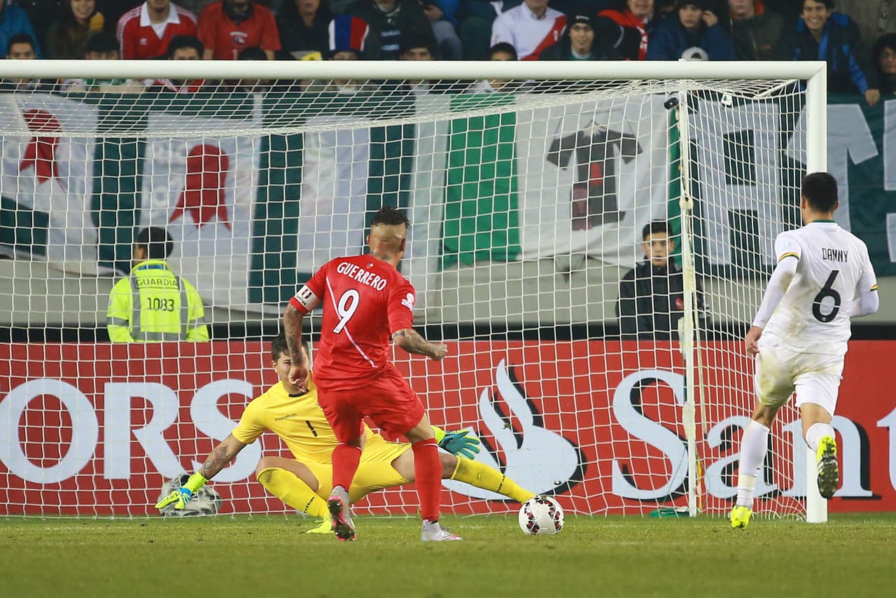 Sin embargo, la tónica del partido no cambió y fueron los peruanos los que enseñaron mejor fútbol en la segunda mitad y lo volvieron a reflejar, de nueva cuenta, con otro gol de Paolo Guerrero ahora a los 74'.