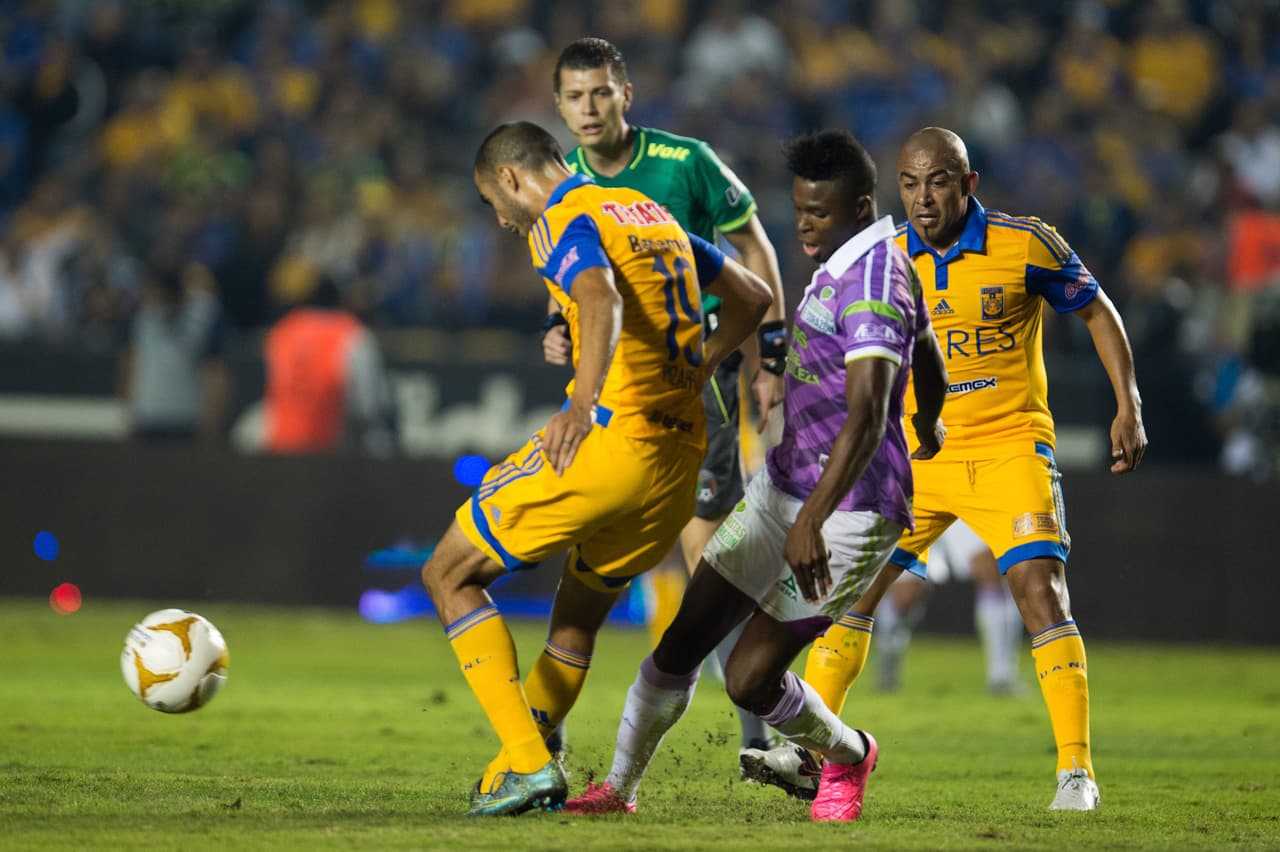 La clase: Guido Pizarro volvió a dejar claro que es uno de los elementos de Tigres que mejor sabe manejar el esférico, en varias ocasiones nos mostró lo que es capaz de hacer con el balón controlado.