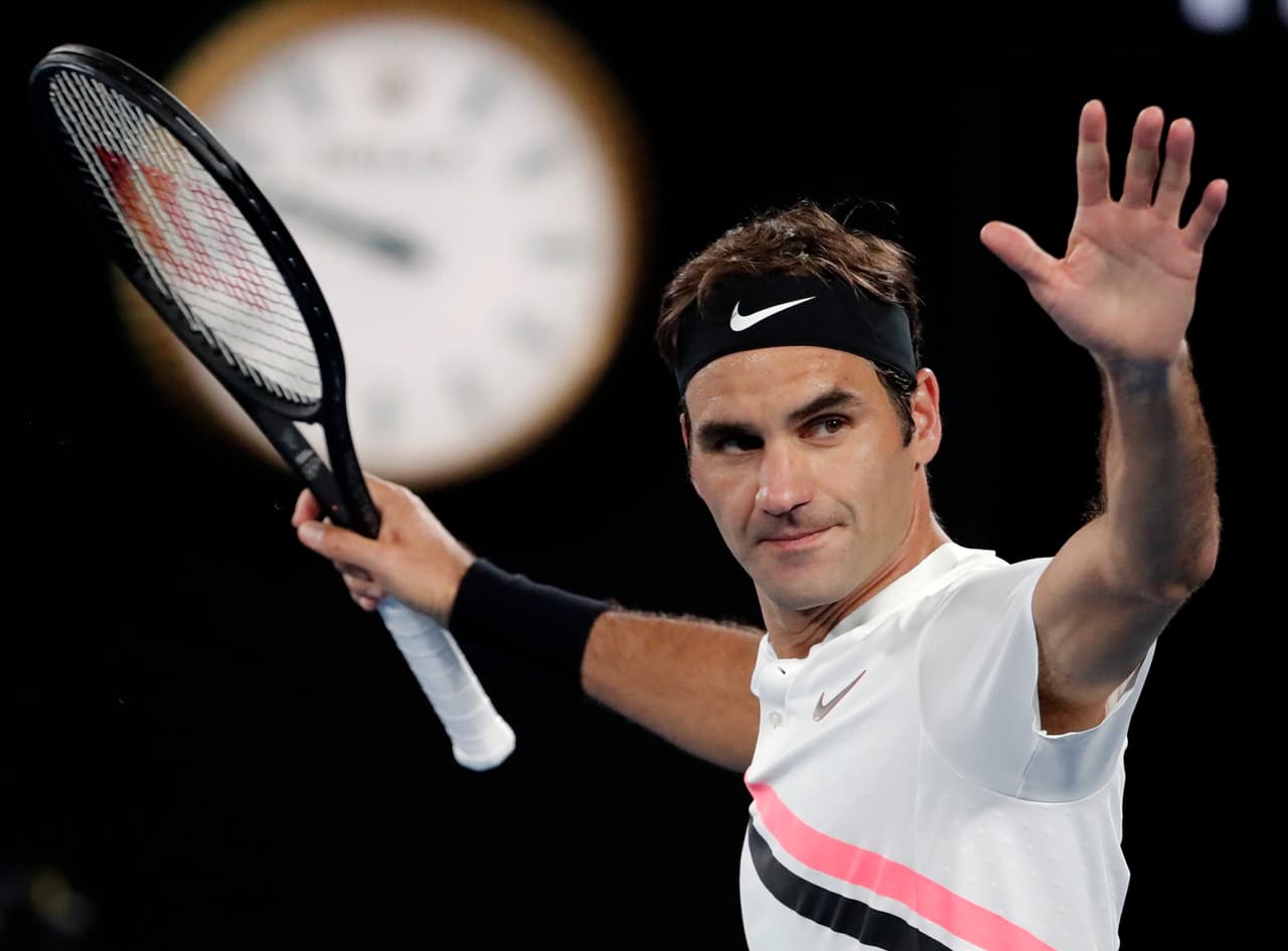 El tenista suizo Roger Federer celebra su clasificación a semifinales del Abierto de Australia tras eliminar al checo Tomas Berdych, en Melbourne, Australia, el 24 de enero de 2018. (AP Foto/Vincent Thian)