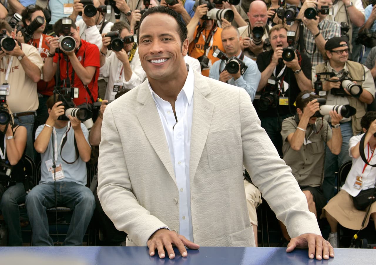 <b>Dwayne ‘The Rock’ Johnson </b>– El famoso actor y peleador de la WWE no solo destacó en eso ya que de no haberse lesionado, el joven Dwayne hubiera llegado fácilmente a formar parte de algún equipo en la NFL.