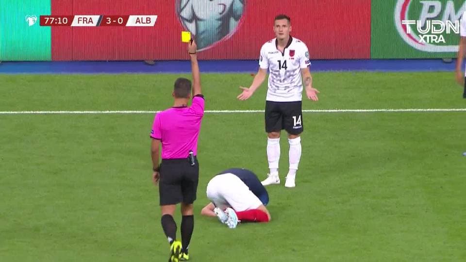 Tarjeta amarilla. El árbitro amonesta a Taulant Xhaka de Albania