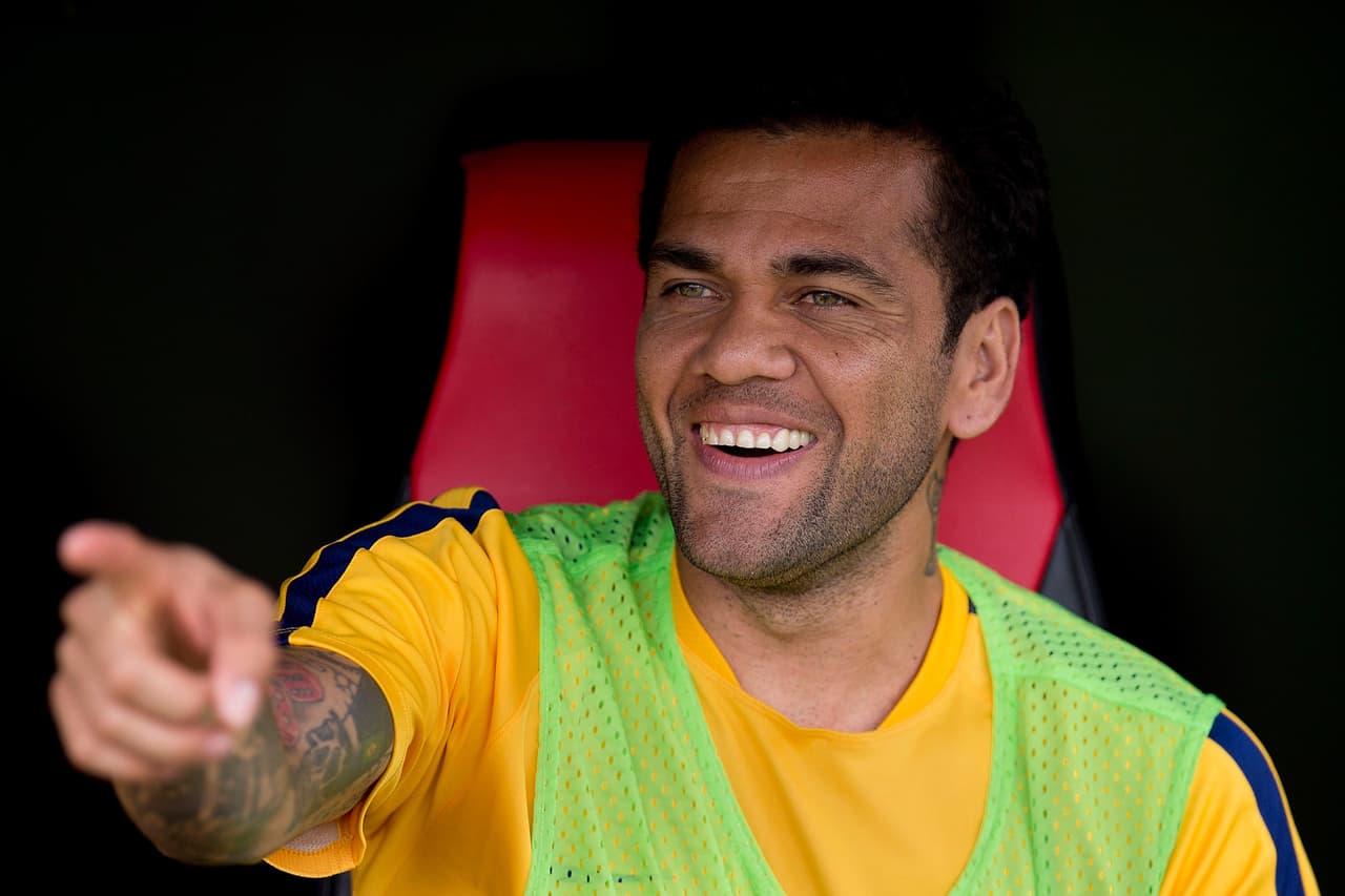 La prensa española considera que es muy viable el regreso de Dani Alves al Barcelona tras su retiro del PSG ya que a pesar de sus 36 años llegaría libre.