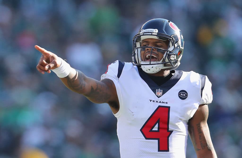 Deshaun Watson lanzó para 339 yardas con dos pases de anotación al completar 29 de 40 intentos. Fue capturado cuatro veces. Corrió para 29 yardas en ocho acarreos y dos touchdowns.