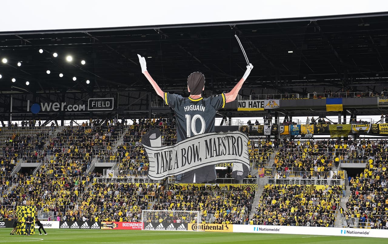 El homenaje de la afición de Columbus Crew a Federico Higuaín.