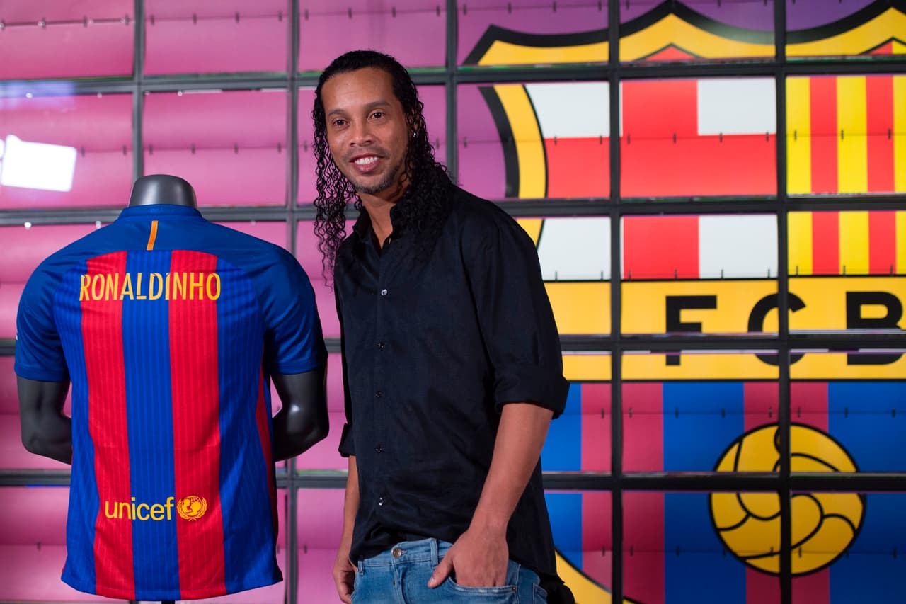 El brasileño Ronaldinho tuvo un brillo especial en el Barcelona no solo por sus títulos de Champions league y de Liga, sino por la magia de su fútbol que lo hizo el mejor del mundo en su época.