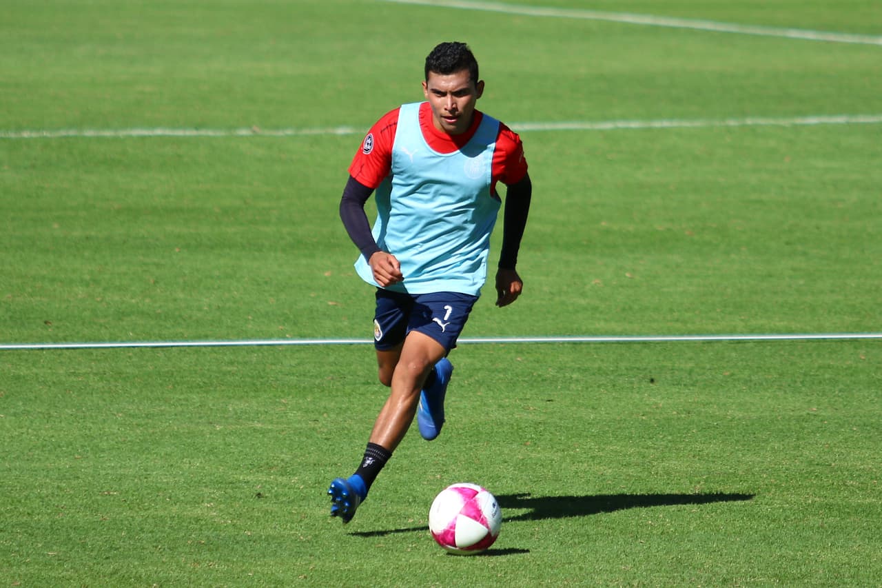 Orbelín Pineda fue uno de los más dinámicos en el entrenamiento en Chivas Verde Valle.