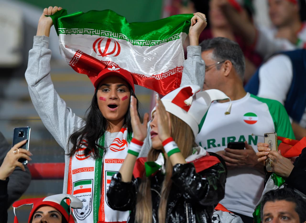 Los hinchas le dan un color a la fiesta de la Copa de Naciones Asiáticas que vive la intensidad en Cuartos de Final con los duelos de Irán que venció a China (foto) y de Japón que derrotó a Vietnam.