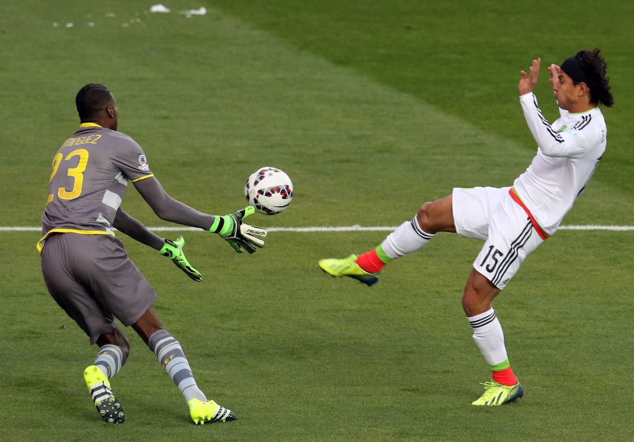 Gerardo Flores no sólo defendía sino también atacaba pero en el fondo estuvo muy bien colocado el arquero Alexander Dominguez. Flores cometió una mano en el área mexicana que debió ser sancionada como penal.