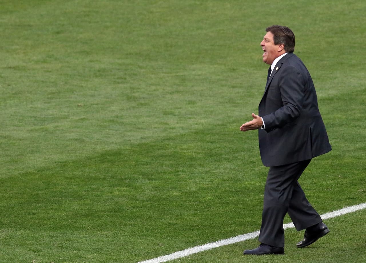 La desesperación de Herrera lo llevó a ser expulsado por reclamar al árbitro una mano.