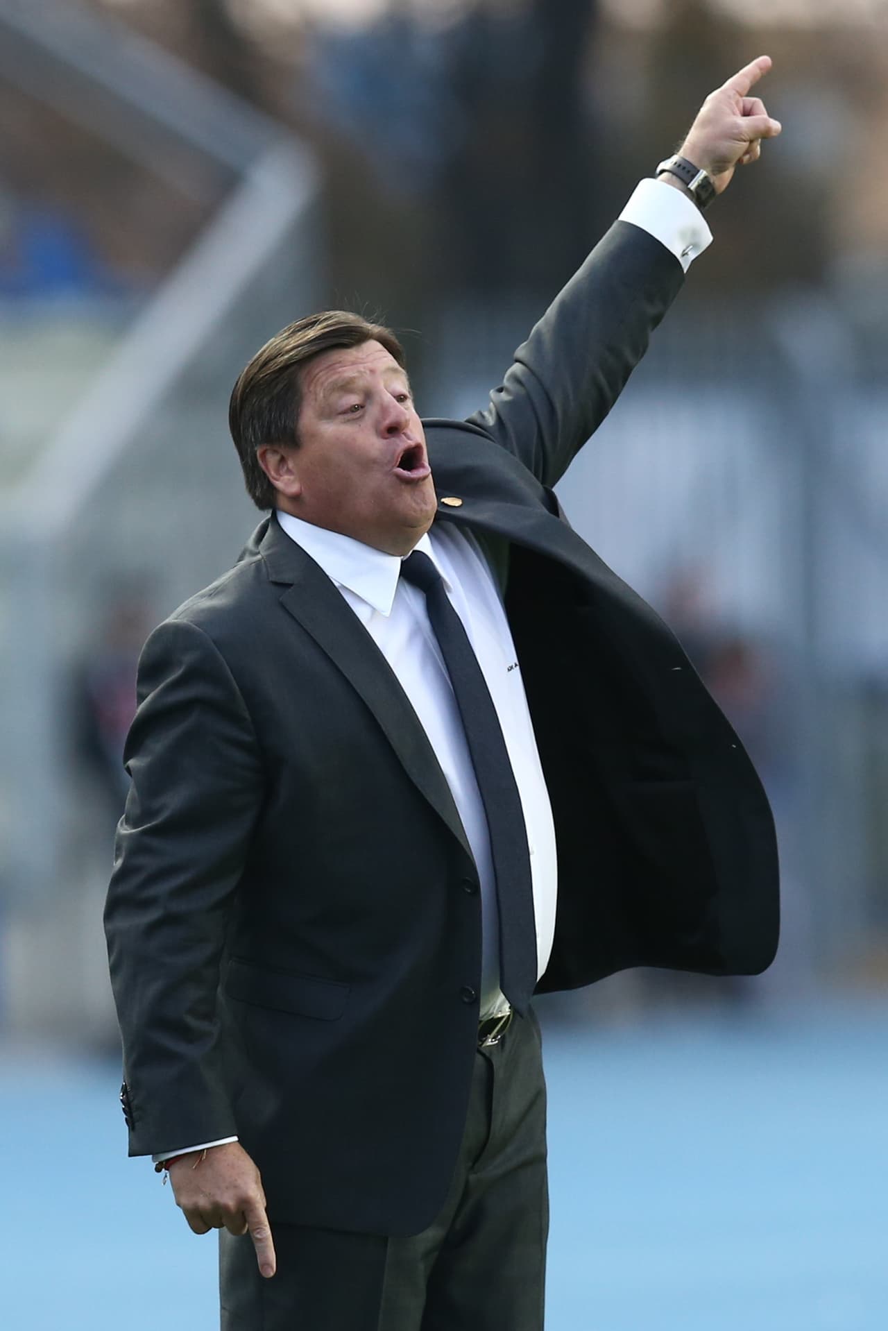 Miguel Herrera finalmente cambió su linea de 5 en el fondo para intentar con 4 elementos buscando mejorar al ataque pero no consiguió mejoría.