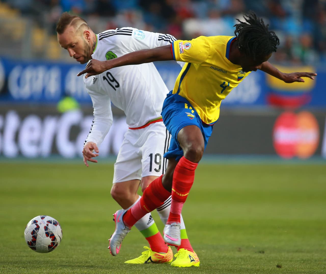Complicado duelo vivió México ante Ecuador en el Estadio El Teniente de Rancagua.