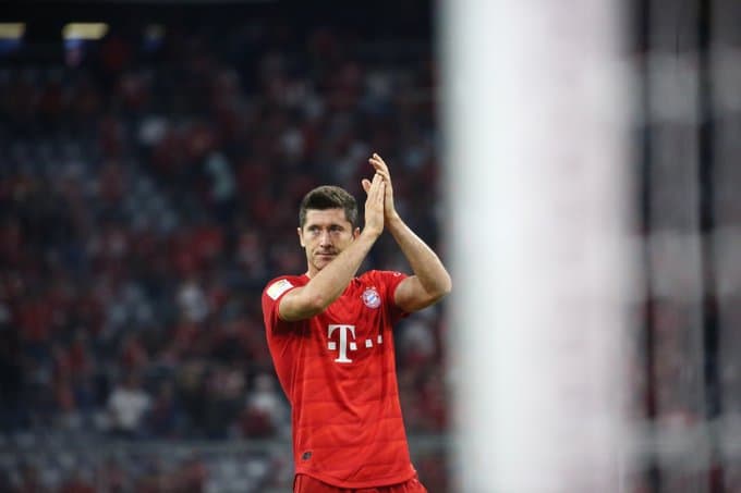 Lewandowski anotó doblete pero el conjunto bávaro no pasó del empate ante el Hertha en el arranque de la Bundesliga.