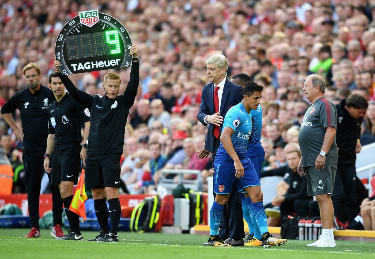 Al minuto 22 del segundo tiempo, un inofensivo Alexis Sánchez salió del partido. El chileno luce muy lejos de su nivel en la pasada temporada.