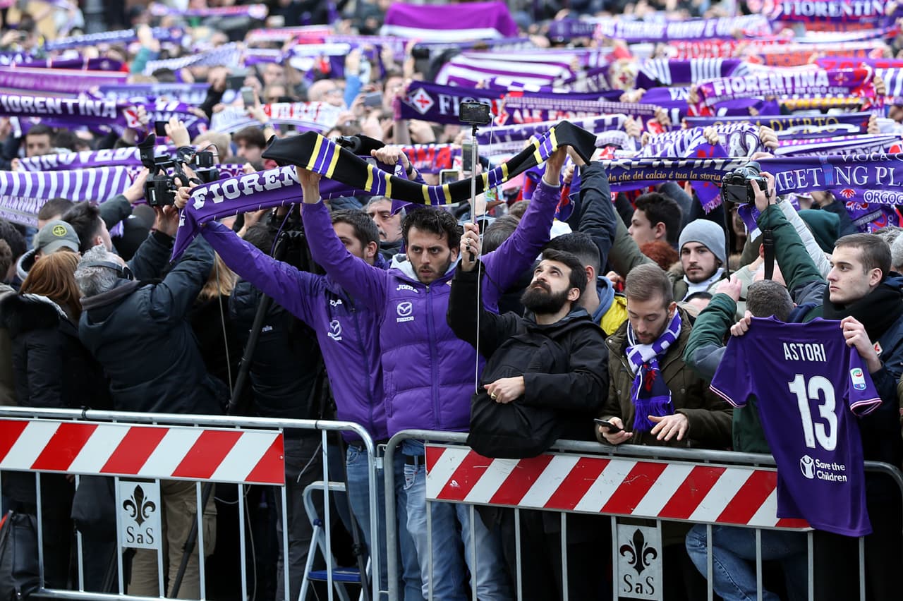 Este jueves, en Florencia (Italia), se llevó a cabo el funeral del futbolista italiano Davide Astori, quien falleció el pasado fin de semana en la concentración de la Fiorentina. La Piazza della Croce se colmó con cerca de 7,000 aficionados que despidieron a su capitán.