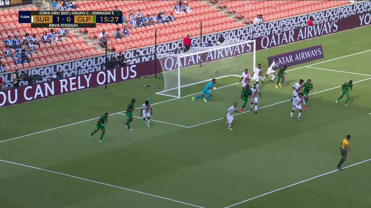 ¡CERCA! Kelly Irep disparó que se estrella en el poste.