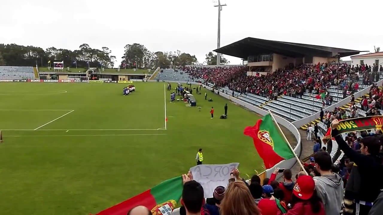 <b>Estadio Sao Miguel - </b>C.D. Santa Clara (Portugal): este recinto está construido desde 1930 y difícilmente ha tenido cambios de consideración. Fácilmente podría ser un estadio universitario en Latinoamérica o de una municipalidad pequeña. En teoría pueden ingresar 12.500 espectadores.