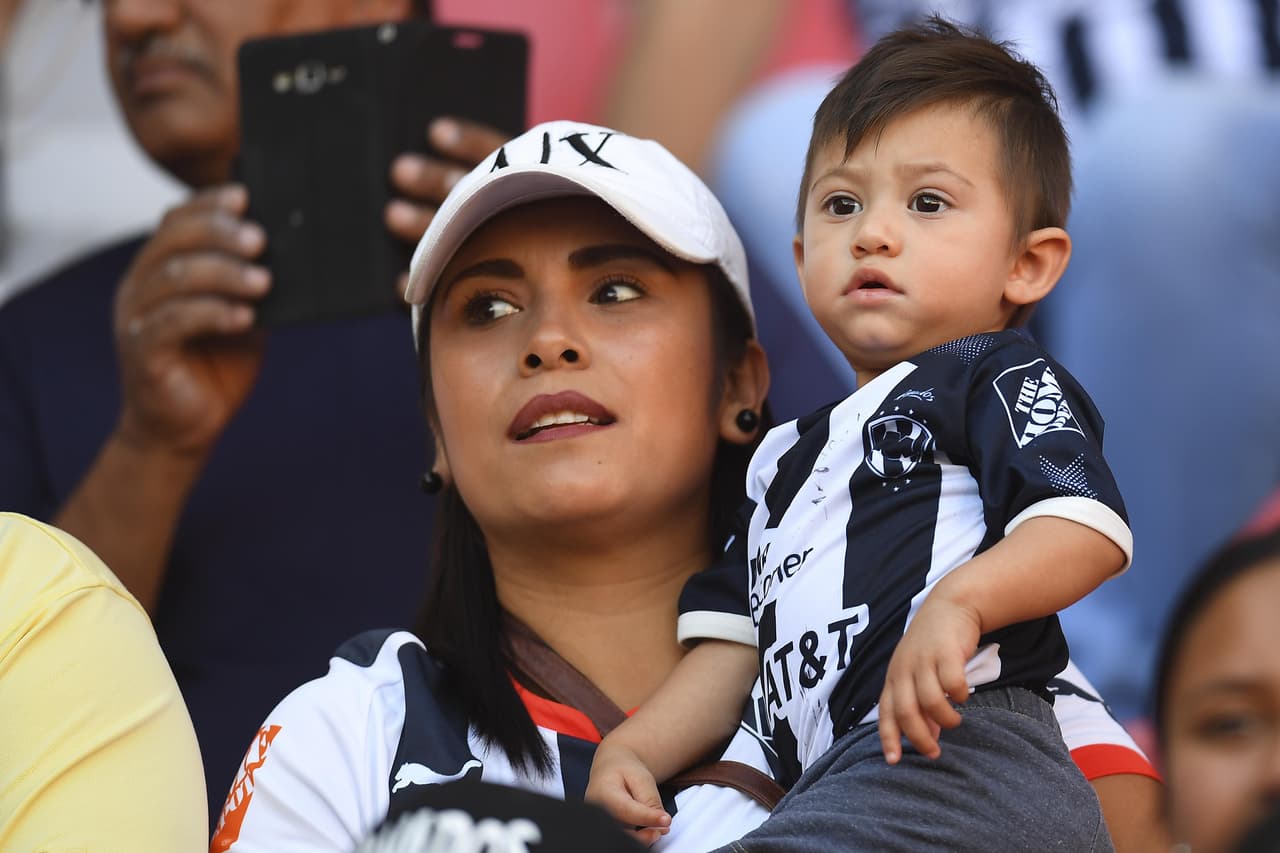 Las aficiones de Rayados del Monterrey y Rayos del Necaxa asistieron con enorme ilusión al Estadio Victoria para el duelo entre ambos equipos por la Ida de los Cuartos de Final de la Liga MX. Se estaba cocinando un ambientazo.