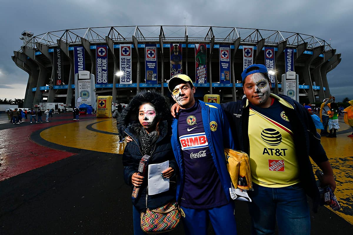 Fanáticos de Cruz Azul y América viviendo las horas previas al Clásico Joven a disputarse en el Estadio Azteca.