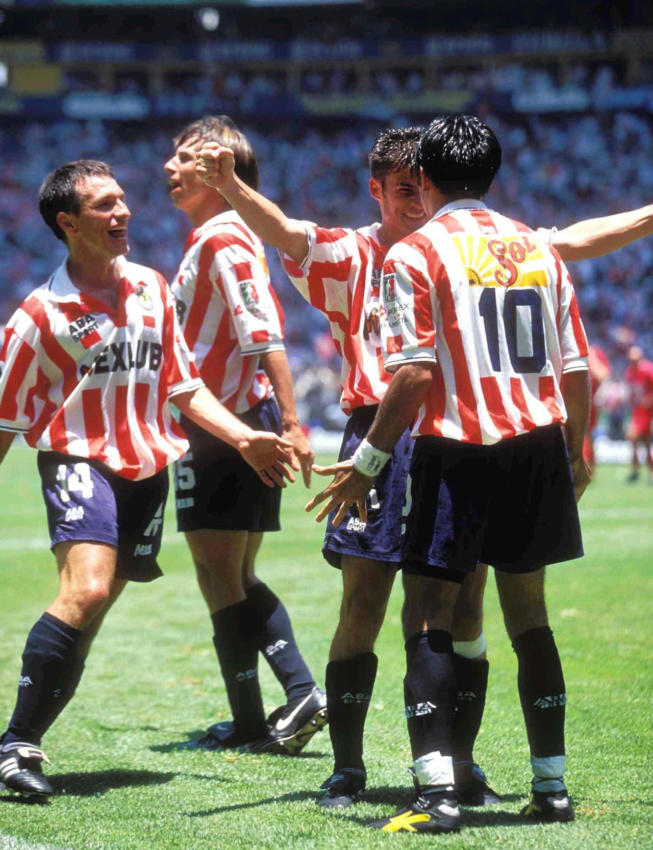 Chivas tenía mucho sin salir campeón y vaya sí aprovechó su oportunidad con un categórico 6-1 en la vuelta.