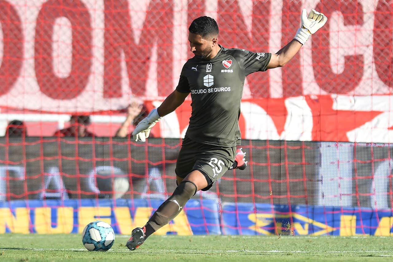 BUENOS AIRES, ARGENTINA - FEBRUARY 01: Goalkeeper Martin Campaña of Independiente in action during a match between Independiente and Rosario Central as part of Superliga 2019/20 at Libertadores de America Stadium on February 1, 2020 in Buenos Aires, Argentina. (Photo by Amilcar Orfali/Getty Images)