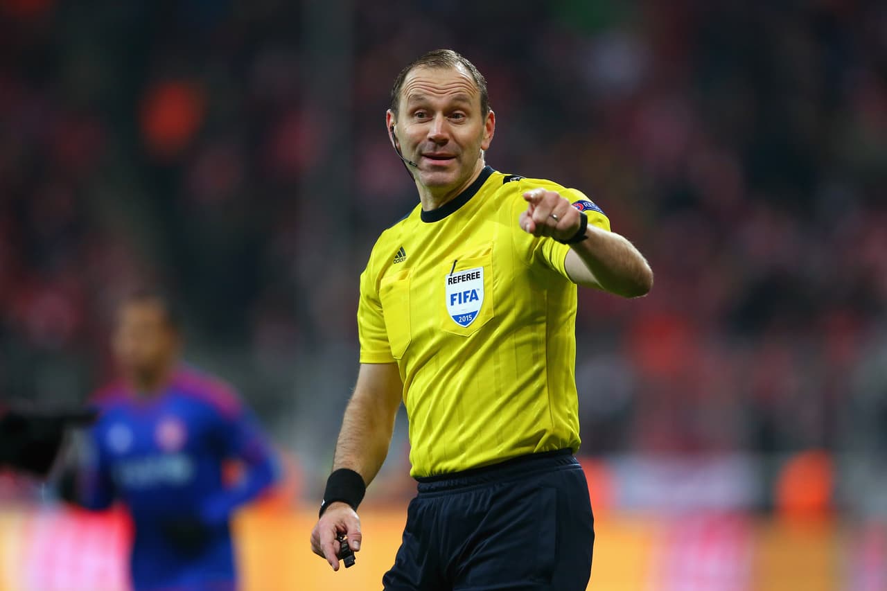 14: Jonas Eriksson de Suecia. Es árbitro FIFA desde 2002 y es profesional desde 1994.