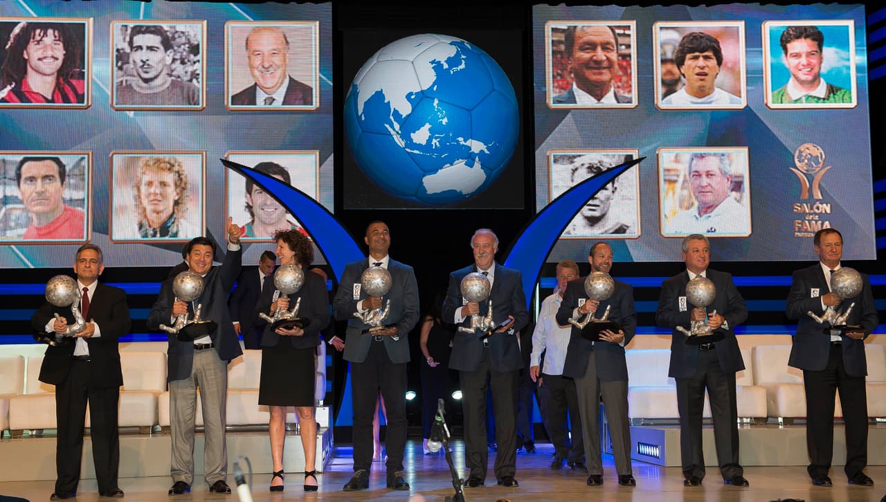 Fue una noche redonda para el fútbol.La Investidura al Salón de la Fama 2015 integró a sus filas a Víctor Manuel Vucetich, Enrique Meza, Luis García y a los internacionales Luis Figo, Daniel Passarella, Vicente del Bosque y Ruud Gullit.