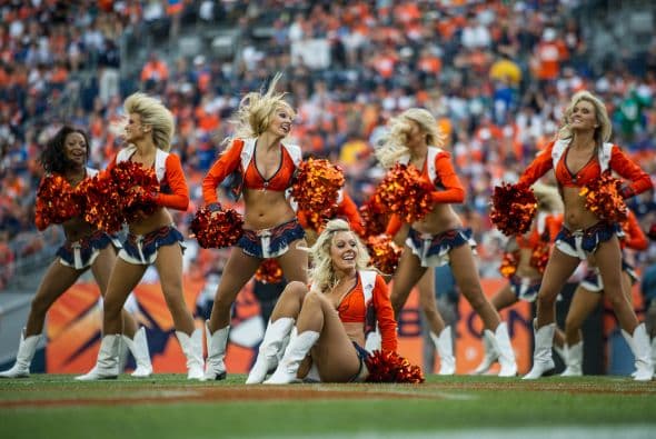 Las porristas de la NFL con sexys atuendos para enseñar sus hermosas figuras que calientan los emparrillados.