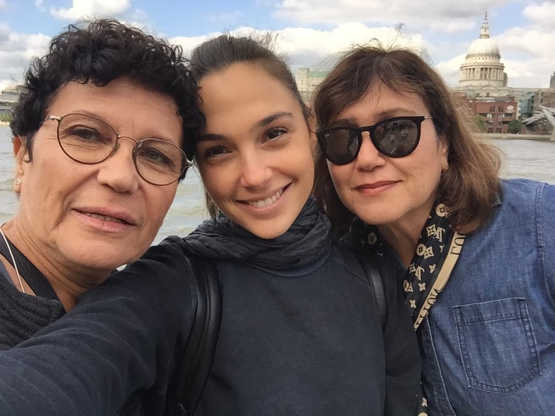 Gal Gadot subió una foto con su suegra y su mamá, y ella como mamá de casi tres.