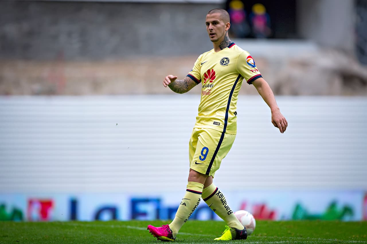 Benedetto disputó un total de 49 partidos enfundado en la playera del América, en los que logró marcar 17 anotaciones.