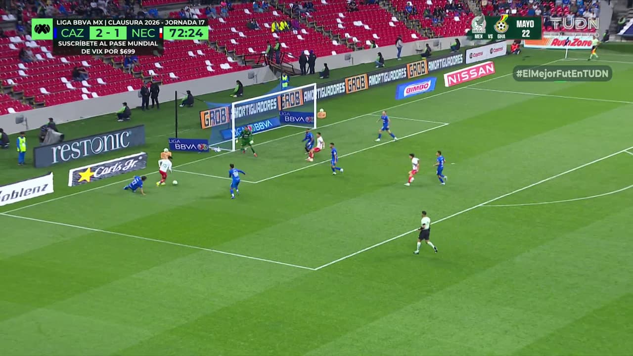 ¡CERCA! Javier Ruiz disparó que se estrella en el poste.