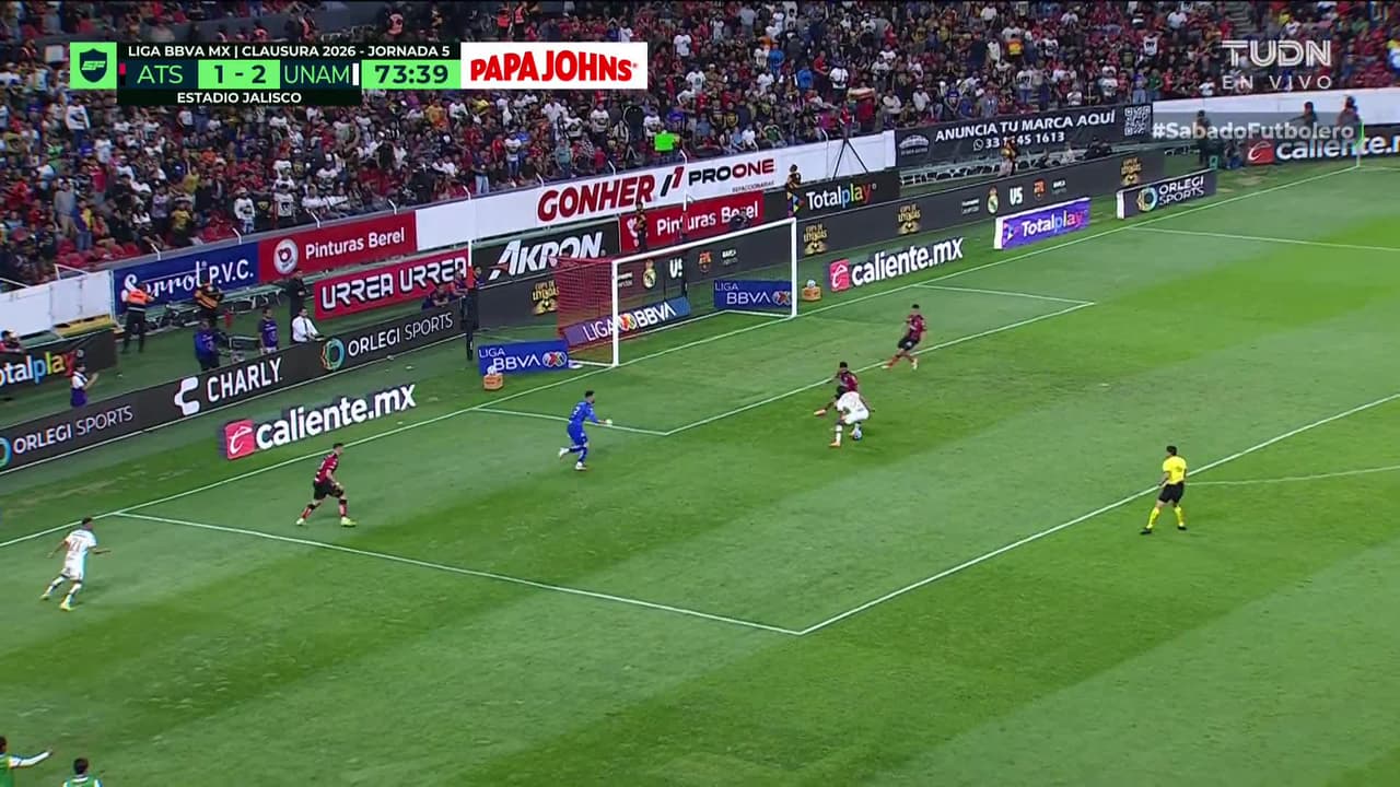 ¡CERCA! Robert Morales disparó que se estrella en el poste.