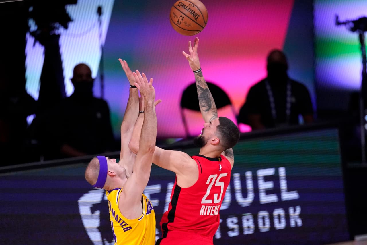 Los Lakers derrotan a los Rockets 110-100 en el juago cuatro y se quedan a una victoria de llegar a la final de conferencia.