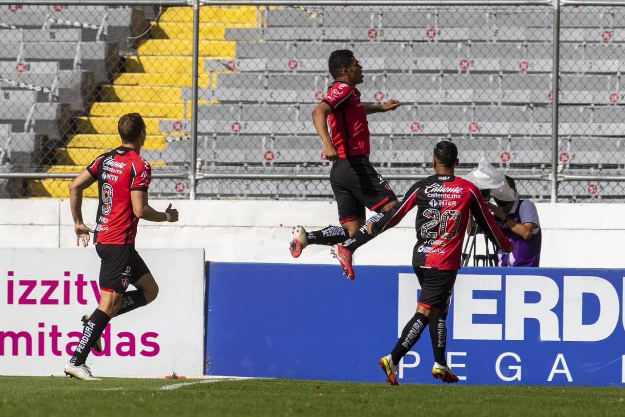 El seleccionado peruano marcó su cuarto gol con la camiseta tapatía.