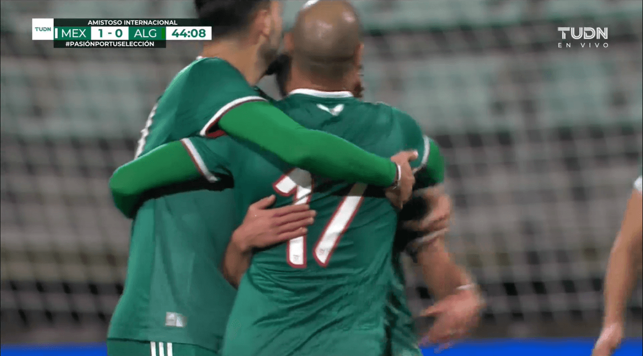 Rodolfo cota le roba el balón al delantero argelino