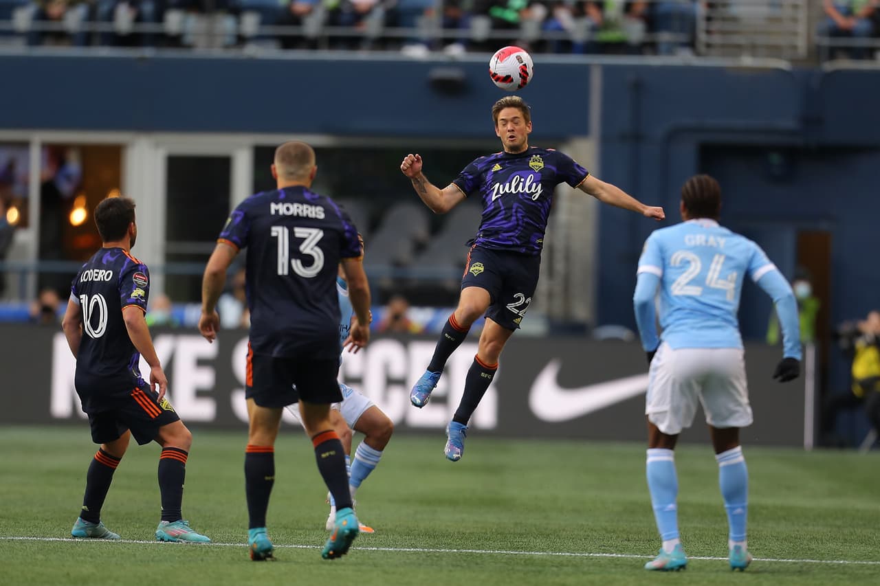 El dominio de Seattle se vio reflejado en el marcador a los 16 minutos, cuando los que saben se juntaron en el área para armar una increíble triangulación que Albert Rusnak concretó con un disparo cruzado para el 1-0.