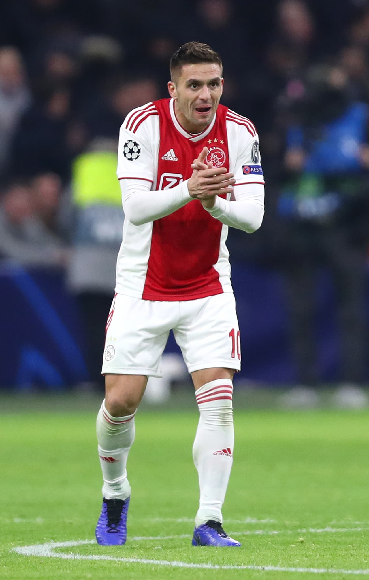 van De Beek fue quien asistió al serbio para que solo tuviese que empujar la pelota a la red.