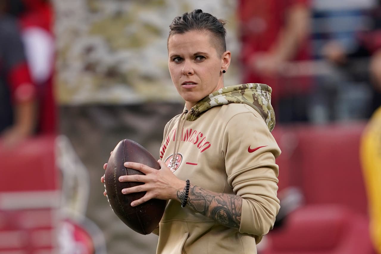 Katie Sowers será la primera mujer que forma parte del staff de entrenadores de un equipo que llega al Super Bowl.