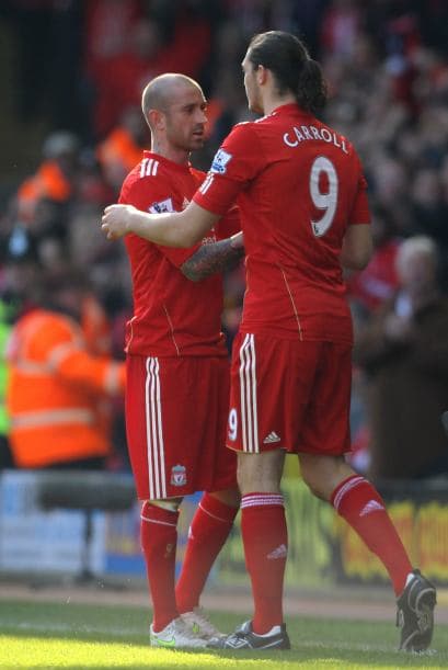 El atacante Andy Carroll entró al campo.