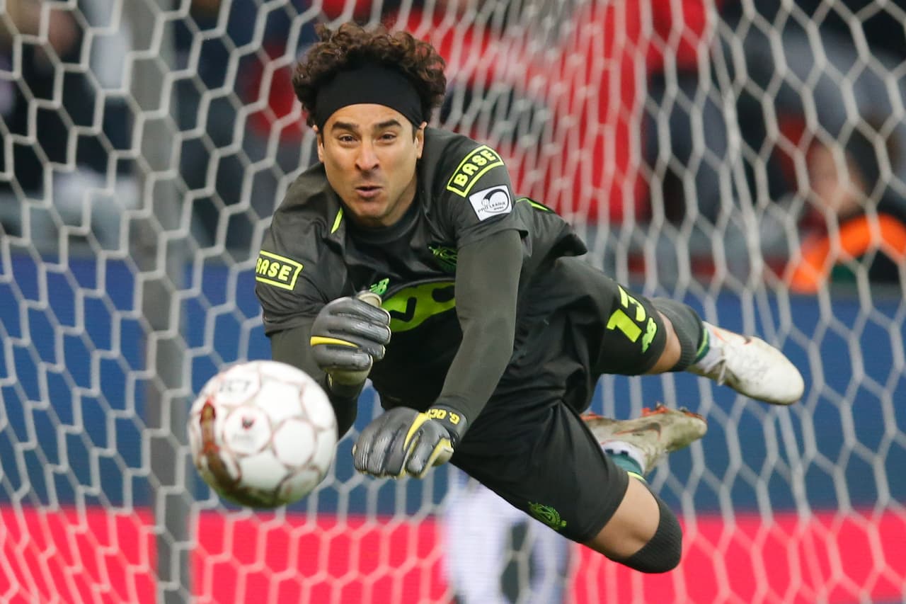 Guillermo Ochoa: el Standar ya aseguró su cupo en los playoffs y este domingo se termina la fase regular ante el Waasland-Beveren. Un triunfo los deja más arriba en la clasificación.